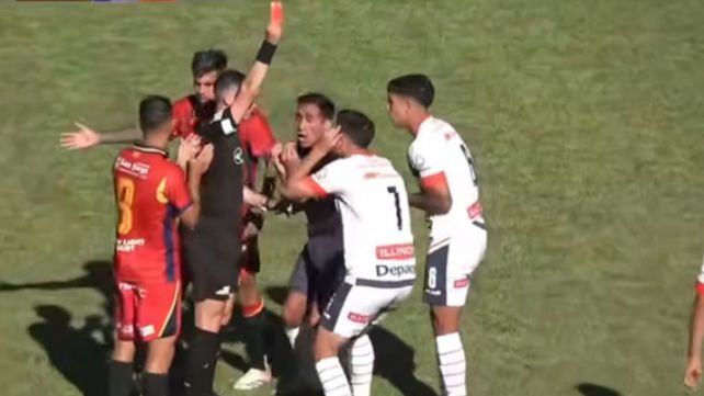 La roja está en las manos del árbitro para Mateo Yaszczuk