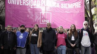 La comunidad universitaria se movilizó este jueves en defensa de la educación pública