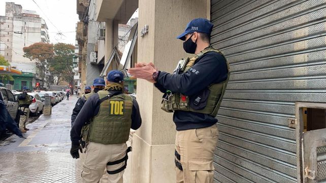 Efectivos de la TOE custodian el ingreso a la sede gremial.
