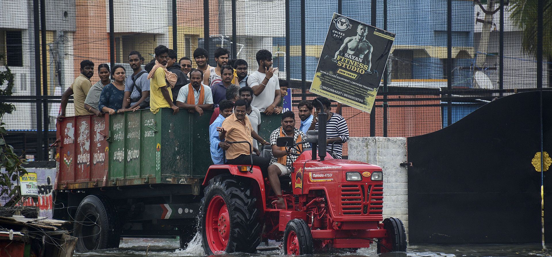 Personas evacuadas de áreas inundadas en un tractor luego de las fuertes lluvias a lo largo de la costa de la Bahía de Bengala en Chennai, India, el martes 5 de diciembre de 2023. La tormenta tropical Michaung comenzó a tocar tierra a lo largo de la costa sureste de la India el martes, trayendo consigo lluvias torrenciales y fuertes vientos. (Foto AP) Personas evacuadas de áreas inundadas en un tractor luego de las fuertes lluvias a lo largo de la costa de la Bahía de Bengala en Chennai, India, el martes 5 de diciembre de 2023. La tormenta tropical Michaung comenzó a tocar tierra a lo largo de la costa sureste de la India el martes, trayendo consigo lluvias torrenciales y fuertes vientos. (Foto AP)