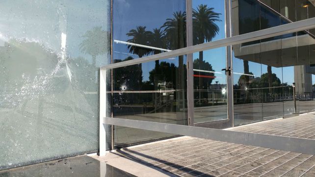 Una bala dio de lleno en uno de los vidrios del Centro de Justicia Penal.
