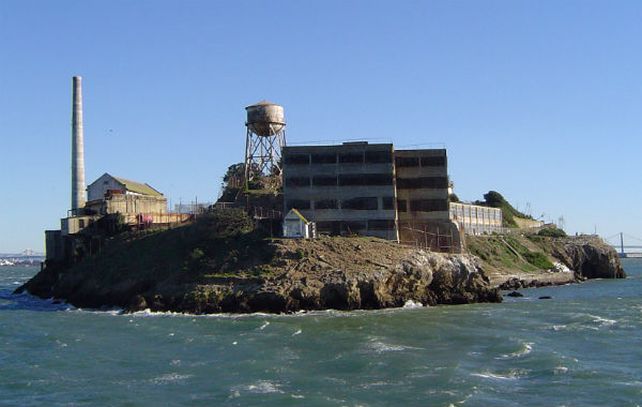 La prisión abandonada es apenas una sombra en la bahía.