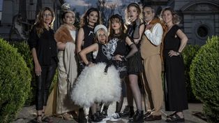 El elenco junto a la directora y la autora del texto de la obra que renueva la cartelera de La Comedia.