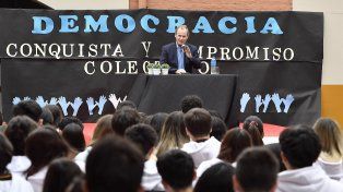 Bordet dio una charla a estudiantes sobre los 40 años de la democracia