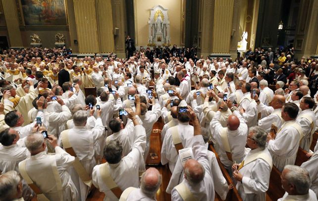 Fotos. El Papa camina por la nave rumbo al altar mientras