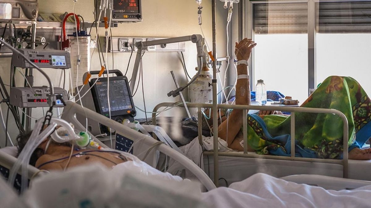 La ola de Ómicron comienza a sentirse en las salas de terapia intensiva