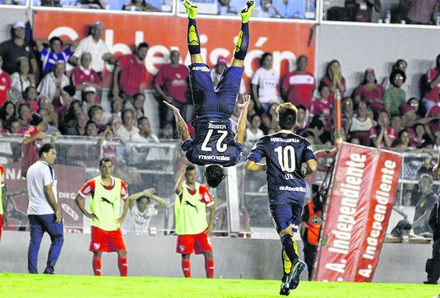 Jonás Aguirre ensaya una pirueta tras anotar el 2 a 0 en la victoria de Central contra Independiente en 2016.