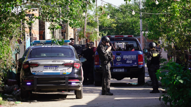 La policía trabajó en la escena donde apareció un auto quemado