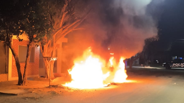 Envuelto en llamas. El vehículo utilitario incendiado en Pascual Rosas al 2200.