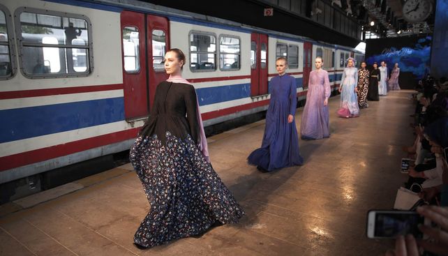 Turquía se debate entre la tradición y la vanguardia en la Semana de la Moda