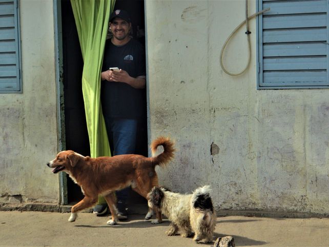 Las chicas que retratan los micromundos que habitan en barrio Emaús