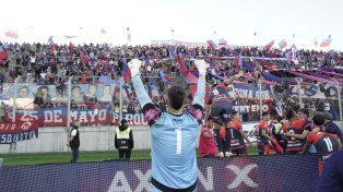 La hinchada de Central Córdoba ovacionó al arquero Ignacio Colombo.