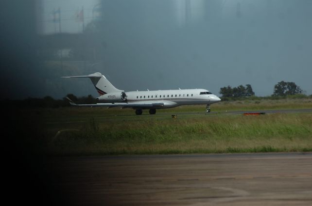 Messi volvió al país y una multitud de familias y fanáticos lo recibió en el aeropuerto de Sauce Viejo