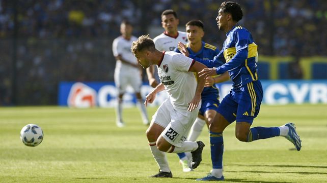 Martino va por el balón ante la marca xeneize.