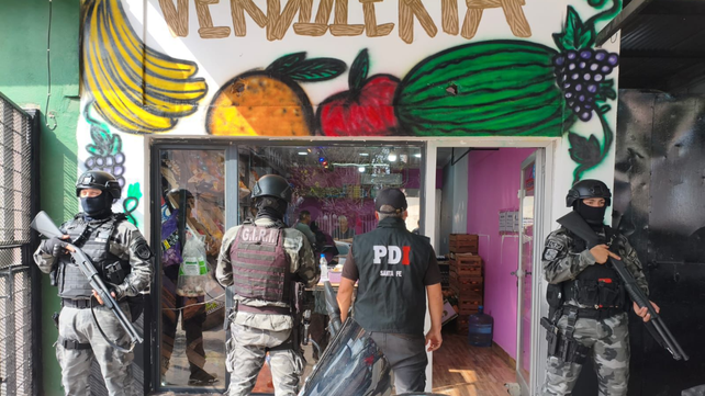 La verdulería allanada por PDI. Su dueño es investigado por un robo en San Lorenzo.