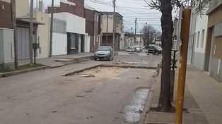 Vecinos reclaman por los baches cerca de López y Planes
