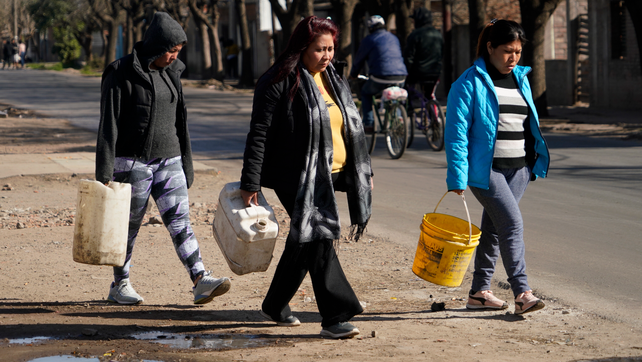 La peregrinación de las vecinas de barrio Toba para conseguir agua muchas veces es de más de diez cuadras&nbsp;