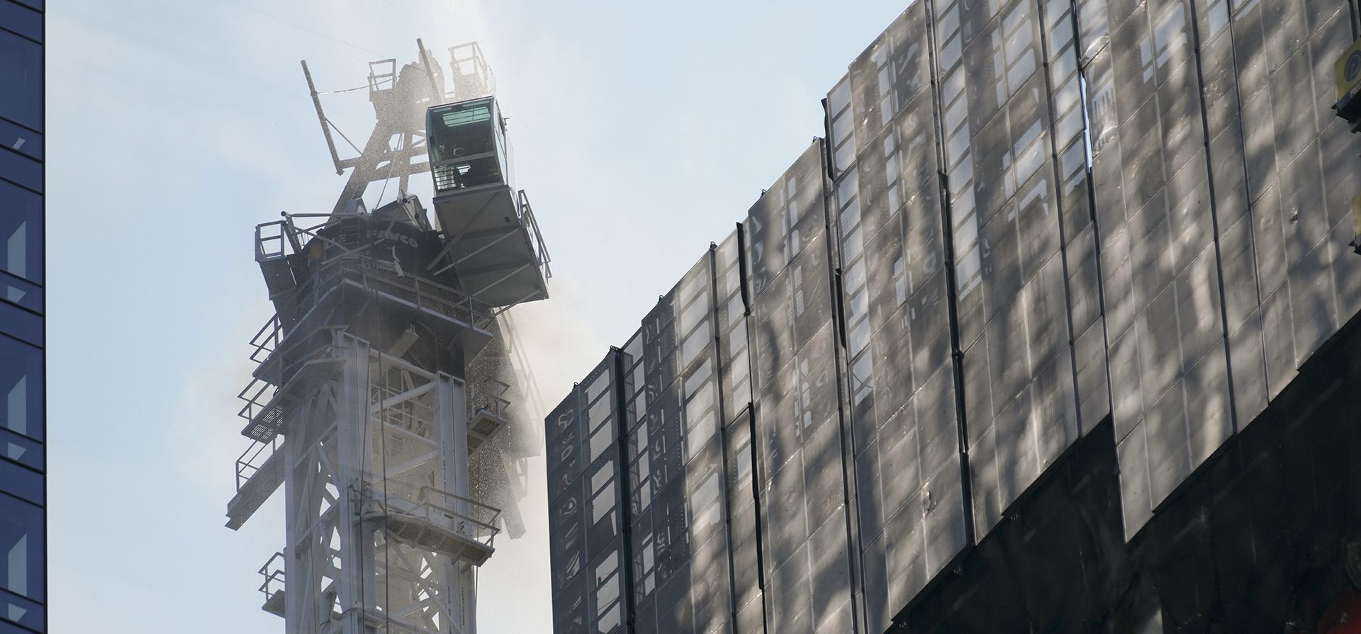 El humo sale de una grúa de construcción que se incendió en Manhattan, el miércoles 26 de julio de 2023, en Nueva York. La grúa perdió su brazo largo, que se estrelló contra un edificio cercano, quedó colgando y luego se desplomó en la calle mientras la gente corría para salvar la vida en la acera de abajo. Algunas personas sufrieron heridas leves, pero nadie murió, según el alcalde Eric Adams. (AP Photo/Seth Wenig) El humo sale de una grúa de construcción que se incendió en Manhattan, el miércoles 26 de julio de 2023, en Nueva York. La grúa perdió su brazo largo, que se estrelló contra un edificio cercano, quedó colgando y luego se desplomó en la calle mientras la gente corría para salvar la vida en la acera de abajo. Algunas personas sufrieron heridas leves, pero nadie murió, según el alcalde Eric Adams. (AP Photo/Seth Wenig)
