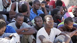 Al menos 250 muertos al zozobrar un barco de inmigrantes