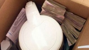 Un comerciante chino intentó coimear a una intendenta con dinero dentro de una pava