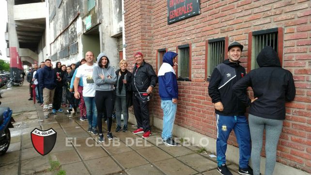 Los hinchas de Colón compran los pasajes para viajar a Paraguay