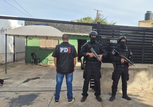 Los allanamientos estuvieron a cargo de efectivos de la Policía de Investigaciones. En el operativo se aplicaron herramientas de seguimiento en tiempo real mediante cámaras de vigilancia.