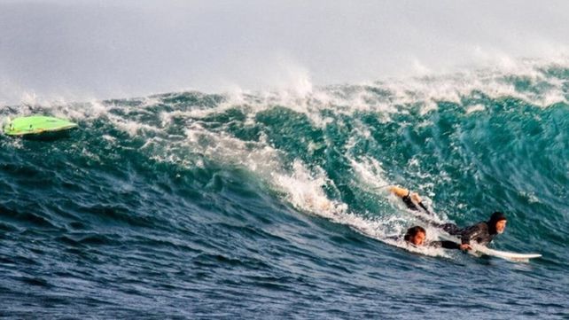 Alejandro Travaglini en el momento en que era rescatado del mar.
