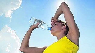 Hay que tomar dos litros de agua por día para no deshidratarse