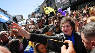 &nbsp;Javier Milei caminó por Martínez antes del mediodía seguido por una muchedumbre.