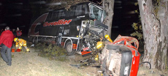 Ruta 8: al menos seis muertos al chocar un micro y un auto cerca de Arias