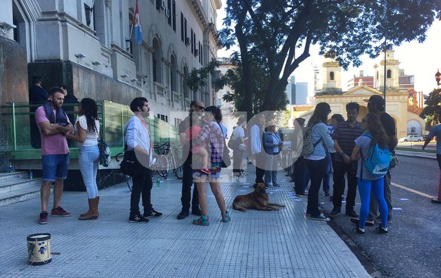 Afuera de tribunales. Una multitud se hizo presente para pedir justicia por el joven accidentado.&nbsp;