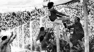 Mario Zanabria, trepado al alambrado, celebra el gol del empate frente a Central que le dio el título a Newells.