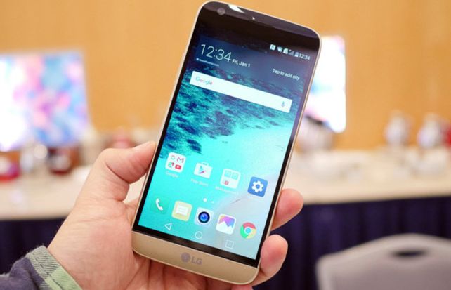 El LG G5 viene con accesorios modulares que se intercambian para darle funciones adicionales.