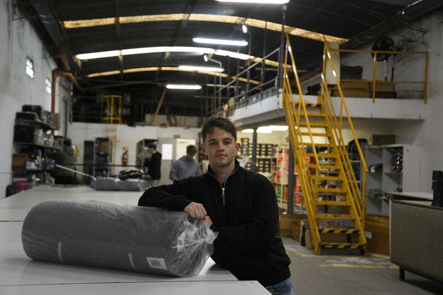 Trabajan en un depósito de 500 metros cuadrados en la zona oeste de Rosario.