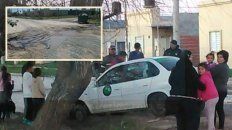 Hace un mes, un remis quedó atascado de trompa en el pozo. Aún hoy no hay soluciones para las familias que viven en inmediaciones de calle Bordón y Tibiletti. Hace un mes, un remis quedó atascado de trompa en el pozo. Aún hoy no hay soluciones para las familias que viven en inmediaciones de calle Bordón y Tibiletti.