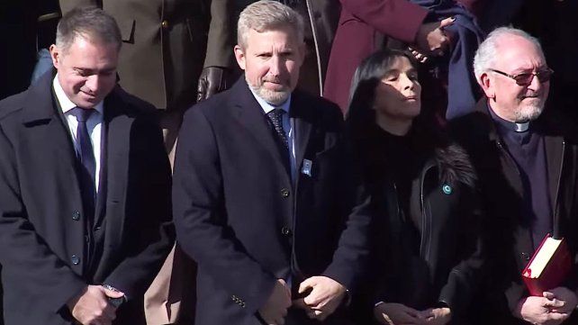 Unos 500 efectivos de las fuerzas de seguridad marcharon por la costanera de Gualeguaychú. El desfile contó con la participación de actores de la sociedad civil y fue encabezado por Rogelio Frigerio.&nbsp;