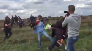 Despiden a una camarógrafa húngara por haber atacado a refugiados sirios