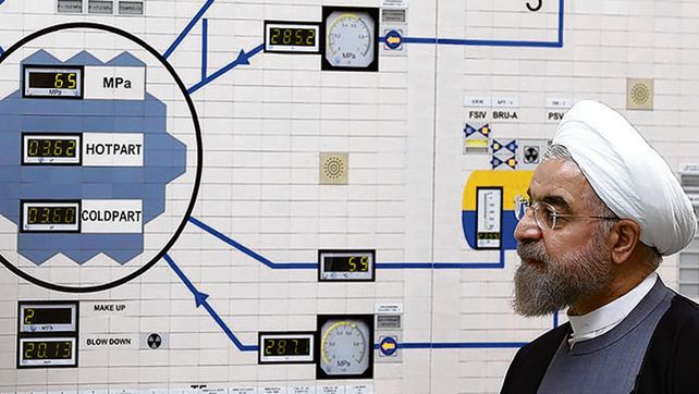 visita. El presidente Rohani recorre el reactor nuclear de Bushehr.