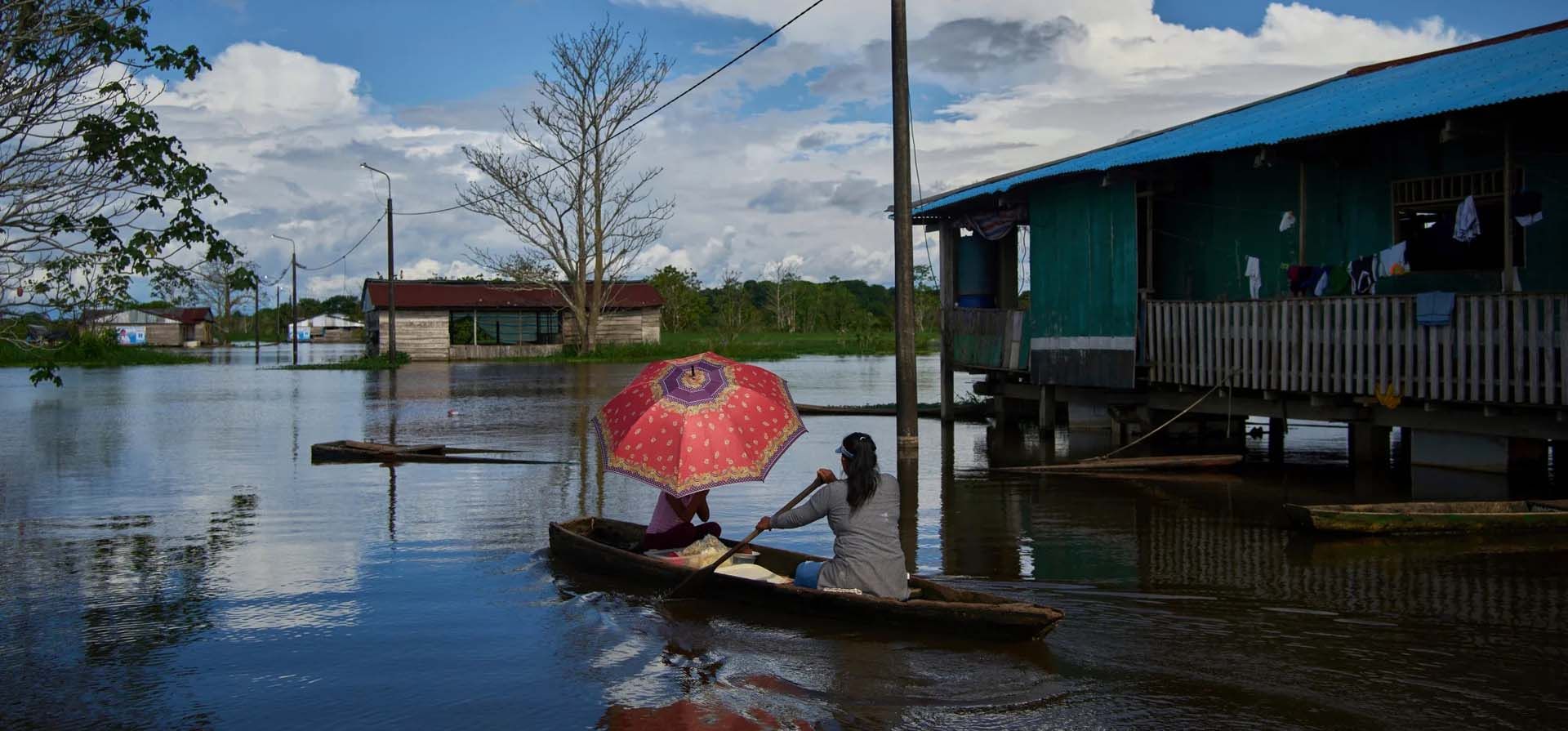 Una mujer vende rebanadas de pastel con su hija desde una canoa en Belén, un barrio apodado 'Venecia de la Selva', Iquitos, Perú. Fotografía: Rodrigo Abd/AP Una mujer vende rebanadas de pastel con su hija desde una canoa en Belén, un barrio apodado 'Venecia de la Selva', Iquitos, Perú. Fotografía: Rodrigo Abd/AP