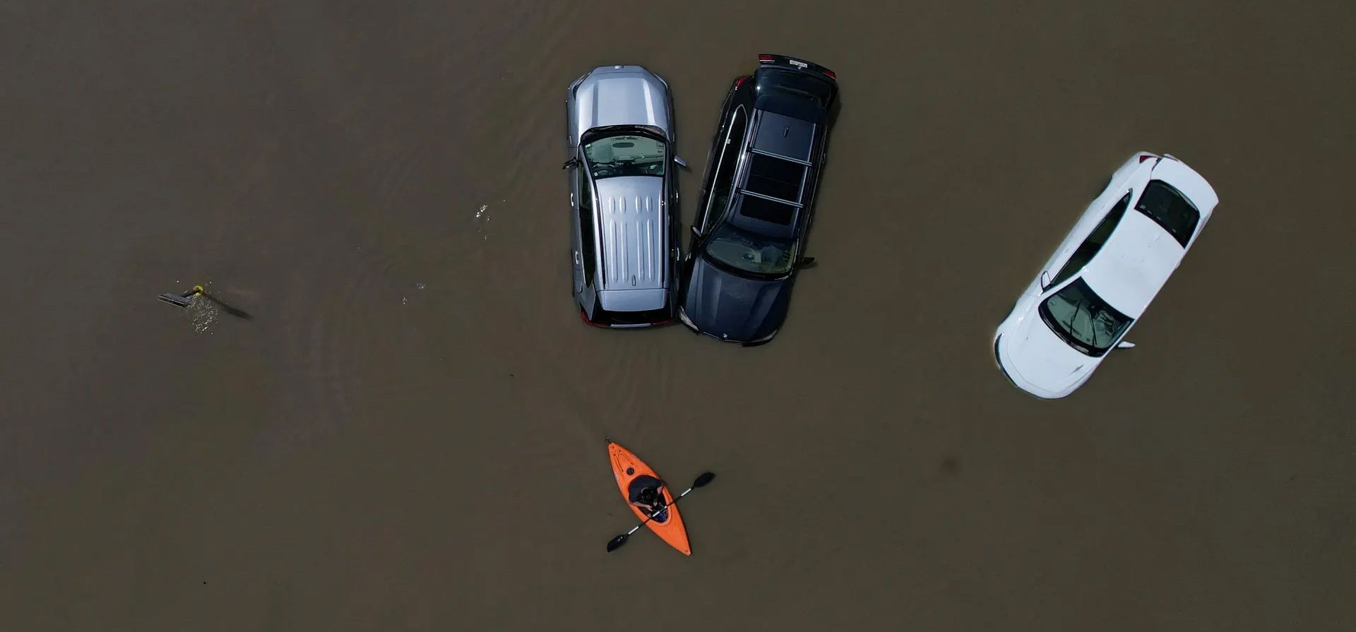 Vermont, Estados Unidos. Una persona en una canoa rema junto a los coches sumergidos por las inundaciones de las recientes tormentas de lluvia en Montpelier. Fotografía: Brian Snyder/Reuters Vermont, Estados Unidos. Una persona en una canoa rema junto a los coches sumergidos por las inundaciones de las recientes tormentas de lluvia en Montpelier. Fotografía: Brian Snyder/Reuters