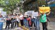 Trabajadores suplentes de Salud se concentraron en calle 25 de mayo, en Paraná, para hacer visible su descontento por sueldos no acreditados. 