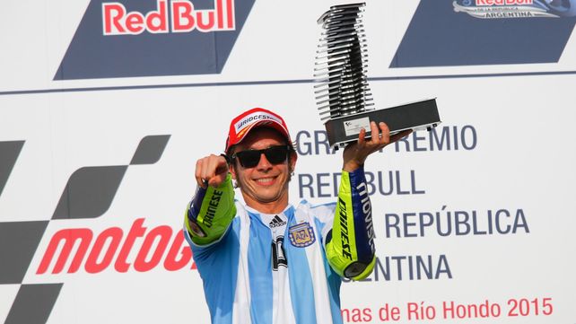 Valentino Rossi, ganó en 2015 y subió al podio con la camiseta de Diego, siempre destacó la pasión argentina. Valentino Rossi, ganó en 2015 y subió al podio con la camiseta de Diego, siempre destacó la pasión argentina.
