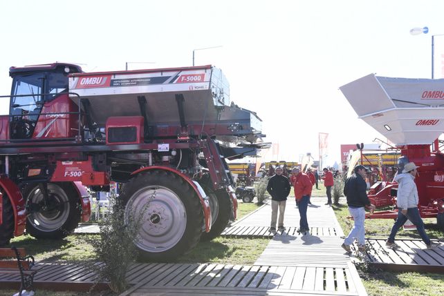La baja venta de equipos está acompañada por una suba de importaciones.