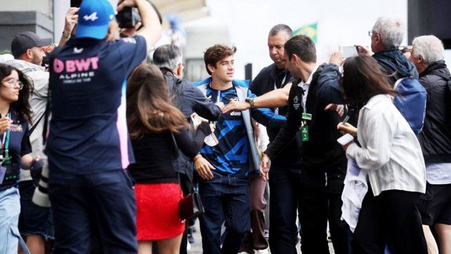 Franco saludado en Interlagos por sus fans. Max Verstappen sufrió una penalización por ajustes y largara desde pitlane en el GP de Brasil. Franco Colapinto largará un puesto adelante&nbsp;
