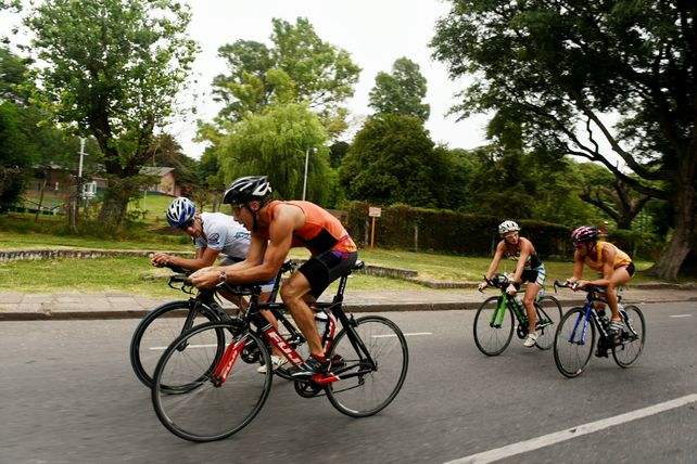 Ciclistas en Belgrano entre Pellegrini y 27 de Febrero