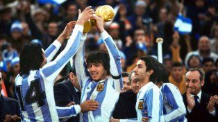 Momento histórico. Daniel Passarella levanta la Copa del Mundo luego de ganarle la final a Holanda en 1978.