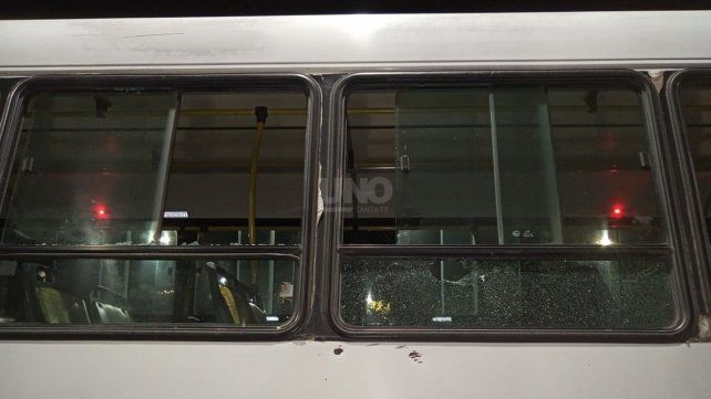 El colectivo quedó con varios vidrios rotos