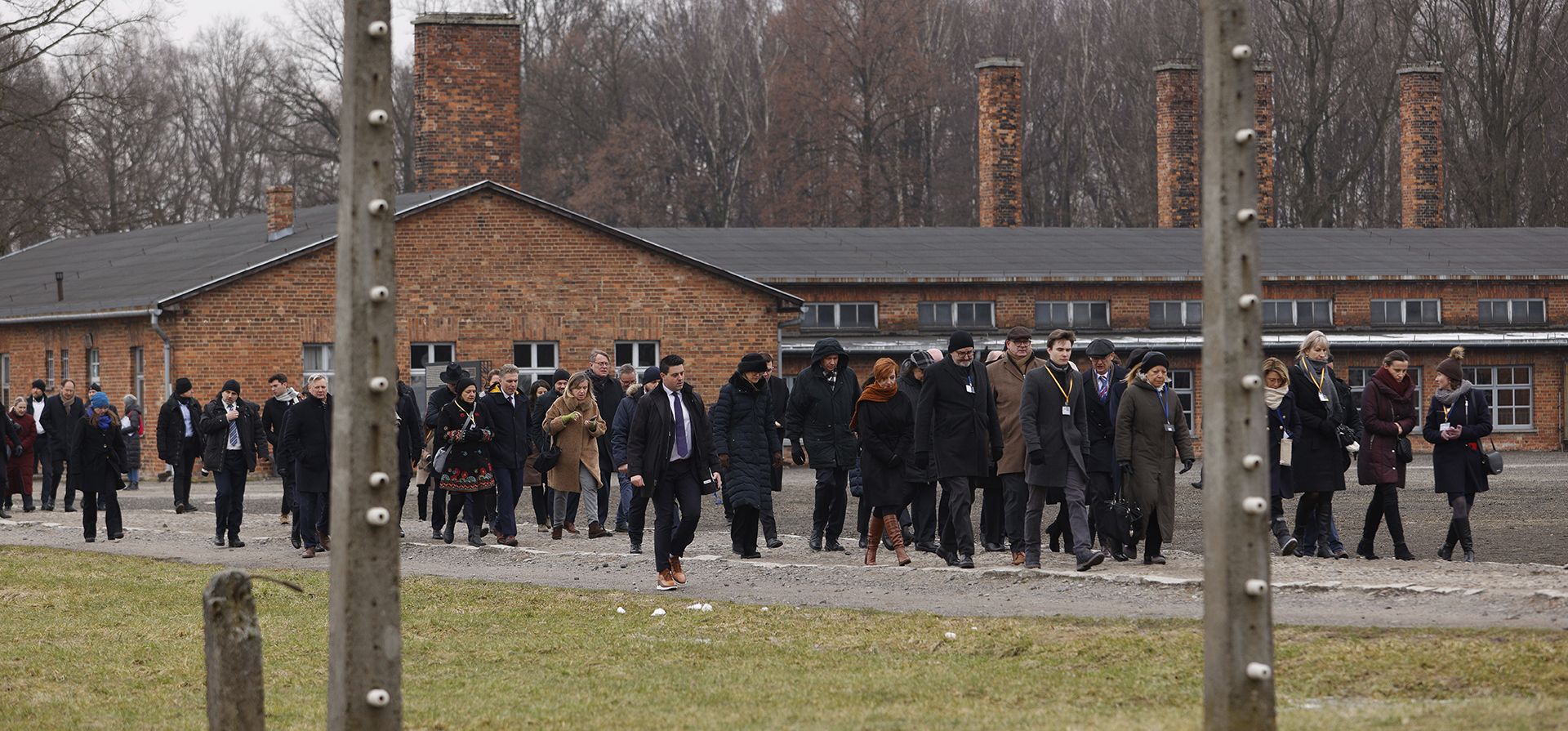 La gente asiste a una ceremonia en el antiguo campo de concentración y exterminio alemán nazi de Auschwitz durante las ceremonias que marcan el 78 aniversario de la liberación del campo en Brzezinka, Polonia, el viernes 27 de enero de 2023. (Foto AP/Michal Dyjuk)