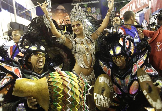 Ronaldinho, estrella del carnaval de R&iacute;o