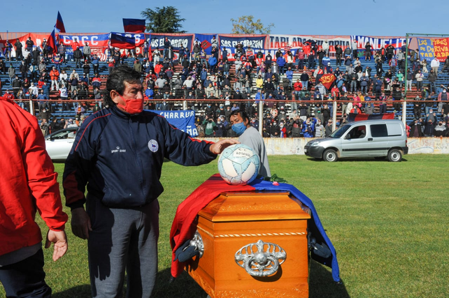 El f&eacute;retro con los restos del Trinche en el estadio Gabino Sosa. Fue una despedida con reclamo de justicia.